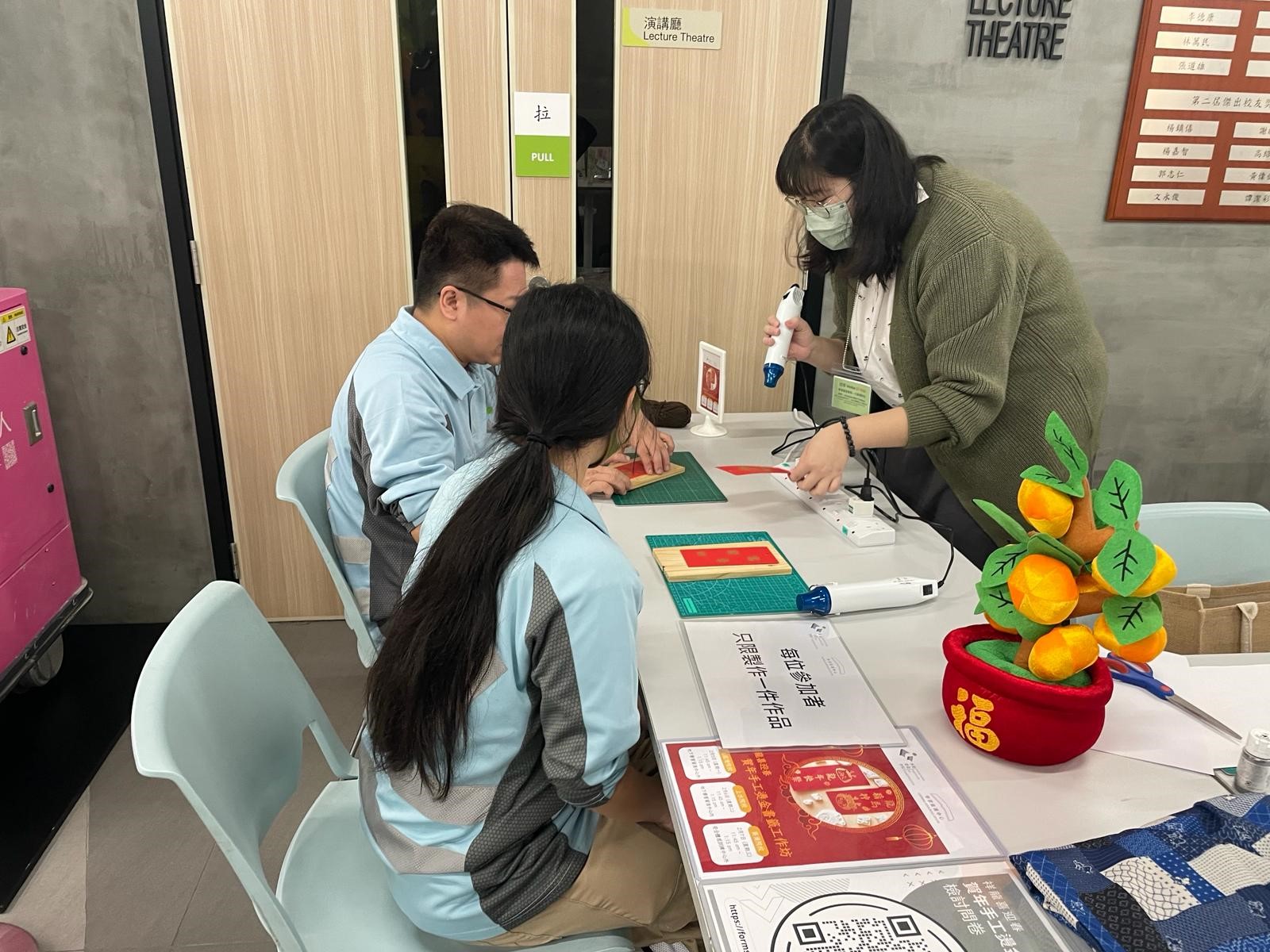 祥龍喜迎春：賀年手工燙金書籤工作坊暨中國文化專題書展